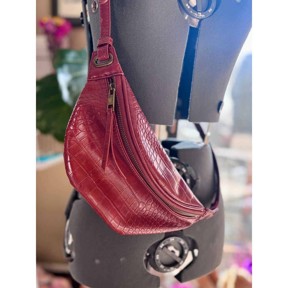 Croc Embossed Faux Leather Belt Bag | Adjustable Strap | 
Crossbody Trend